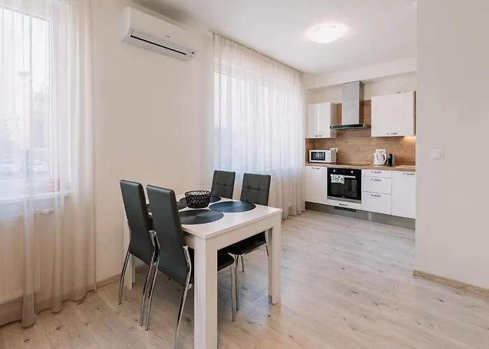 Skau 1 Old Town Family & Business Free Parking Pressburg