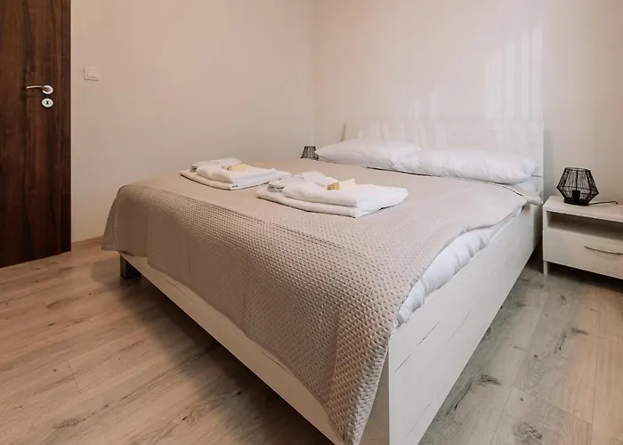 Skau 1 Old Town Family & Business Free Parking * Pressburg