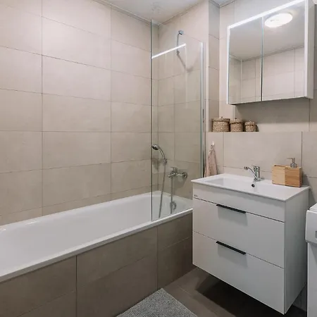 Skau 1 Old Town Family & Business Free Parking *